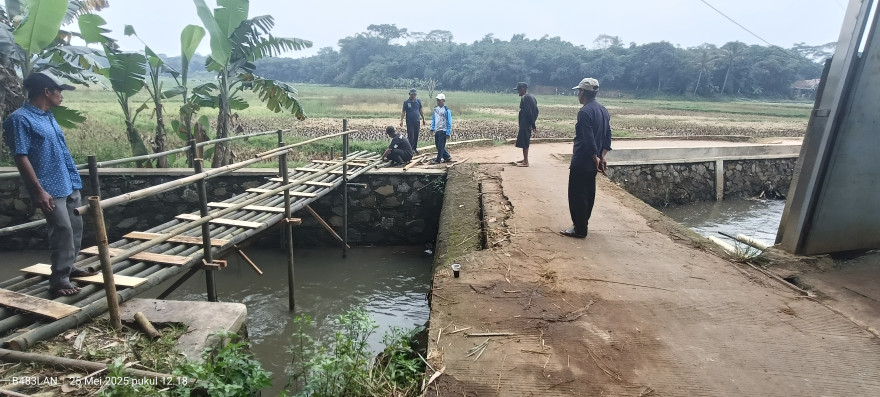 Pemdes Tamansari Kembali Lakukan Pekerjaan Perbaikan Jembatan Cirakong - Balekambang