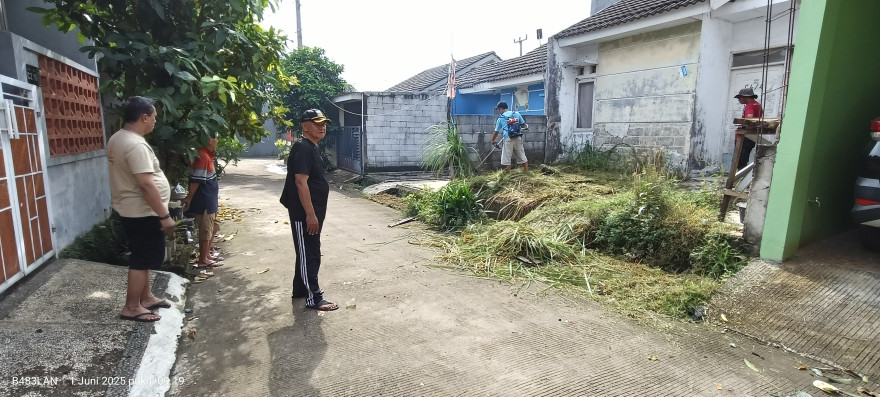 Warga Perumahan Gracita Tamansari Adakan Giat Kerja Bakti Bersama