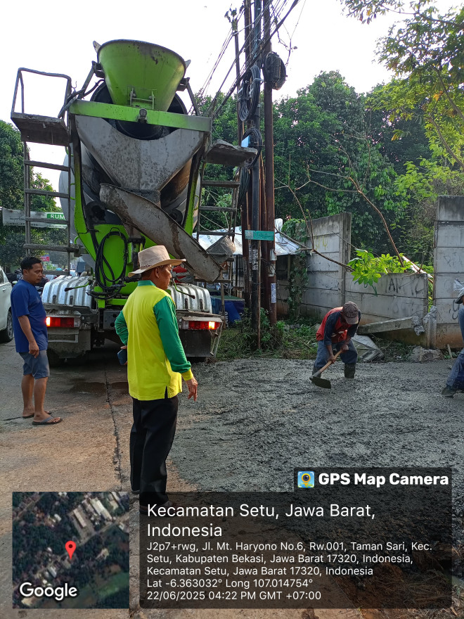 Pemdes Tamansari Lakukan Pengecoran Jalan Gg Attahoyyibah