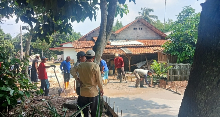 PemDes TAMANSARI - Pengecoran Jalan Gg. Utim KP. Cibungur RT 001 RW 003