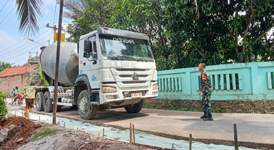PEMERINTAH DESA TAMANSARI LAKSANAKAN PELEBARAN JALAN DI JALAN CIBUNGUR RT 001 RW 003 DUSUN 2
